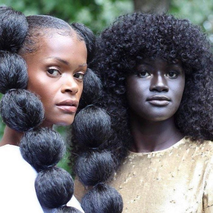 modelo morena con coletas y modela negra con afro 