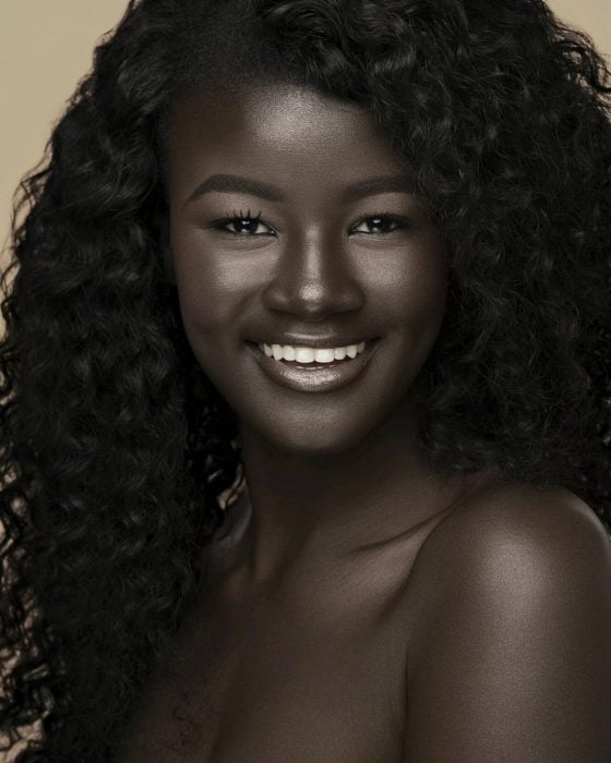 mujer de afro negra sonriendo 