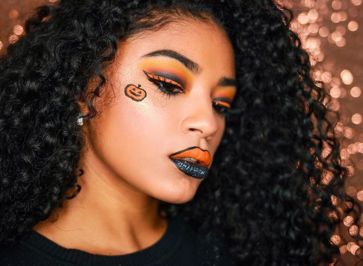 mujer maquillada con calabaza de halloween 