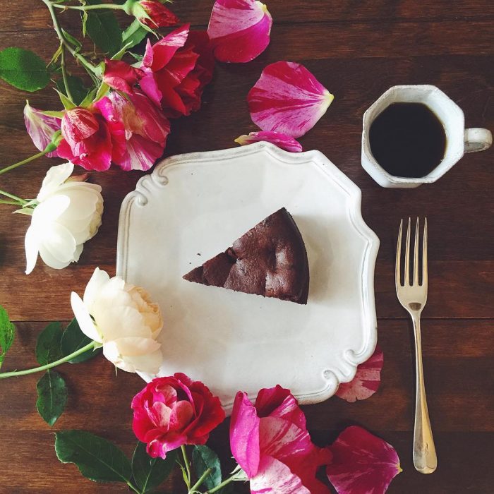 plato con flores y pastel de chocolate 