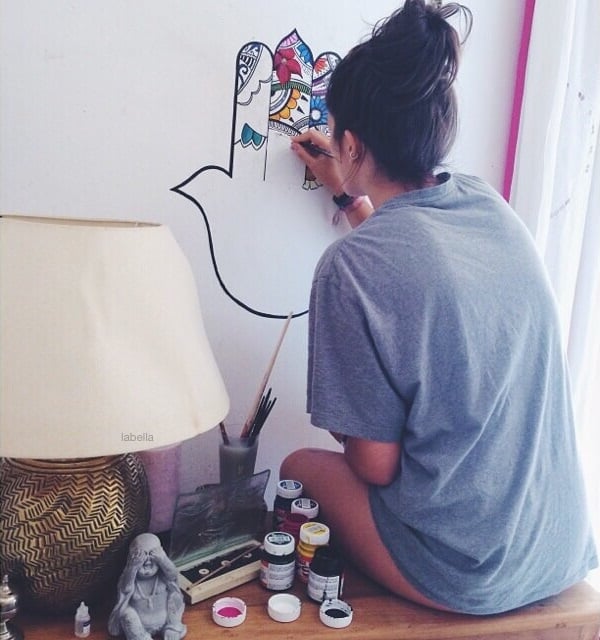 chica pintando la pared