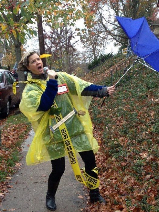 mujer disfrazada de chica del clima