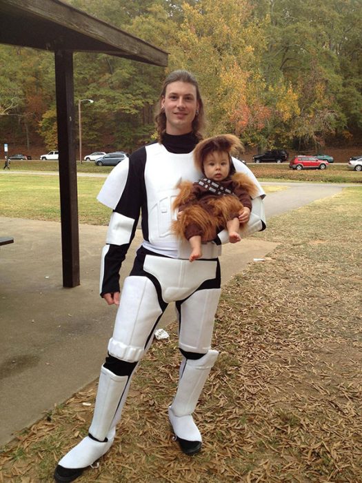 Papá e hijo disfrazados de Stormtrooper y Chewbacca