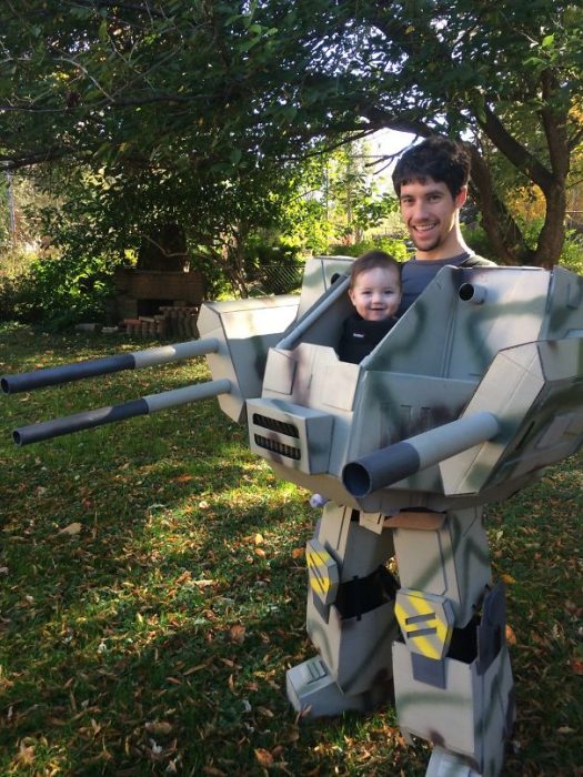 padre e hijo disfrazados de Mechwarrior