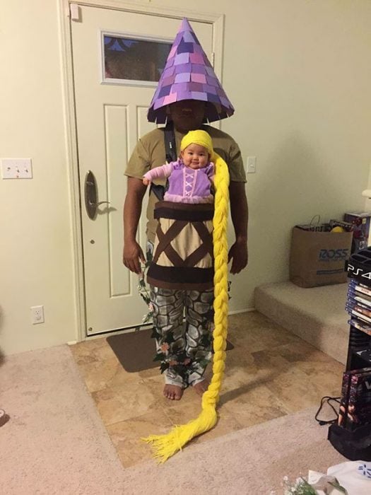 papá disfrazado de torre e hija de rapunzel