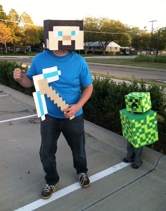 Papá e hijo disfrazados de Minecraft