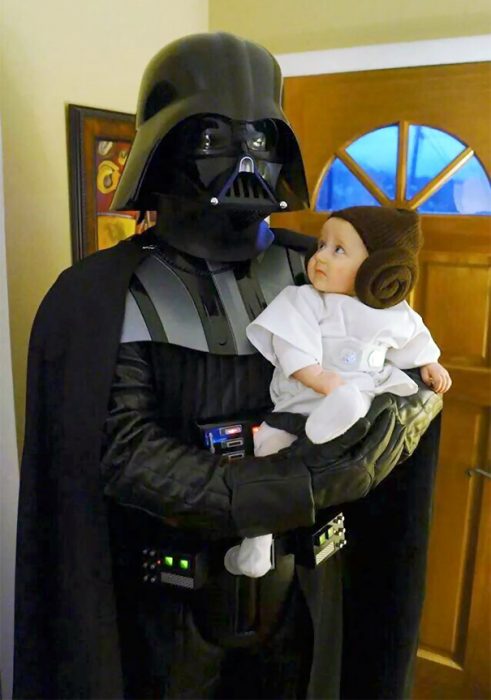 Padre e hija disfrazados de Darth Vader y princesa Leia