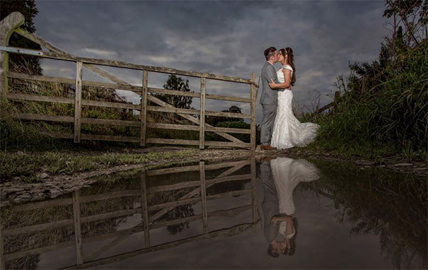 pareja se besa con paisaje al fondo