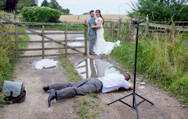 fotógrafo en el suelo tomando foto a novios