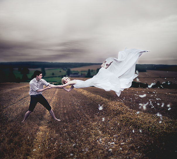 pareja chica levitando