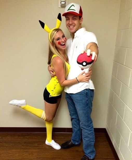 pareja disfrazada de pikachu y ash