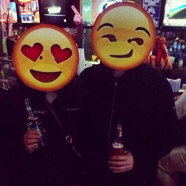 pareja disfrazada de emoji