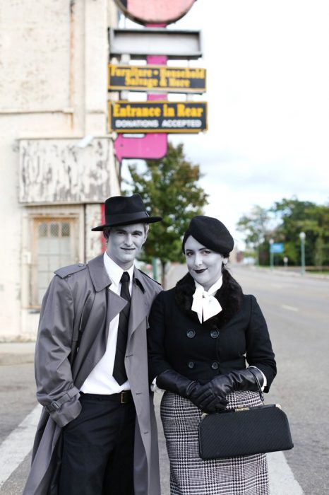 pareja disfrazada de bonnie y clyde blanco y negro