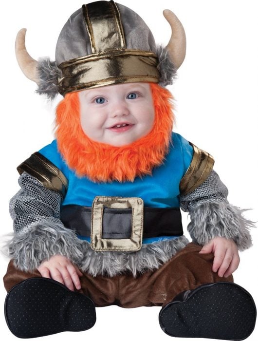 bebé disfrazado de vikingo
