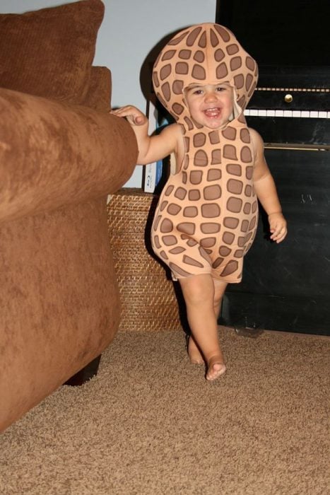 Bebé disfrazado de cacahuate