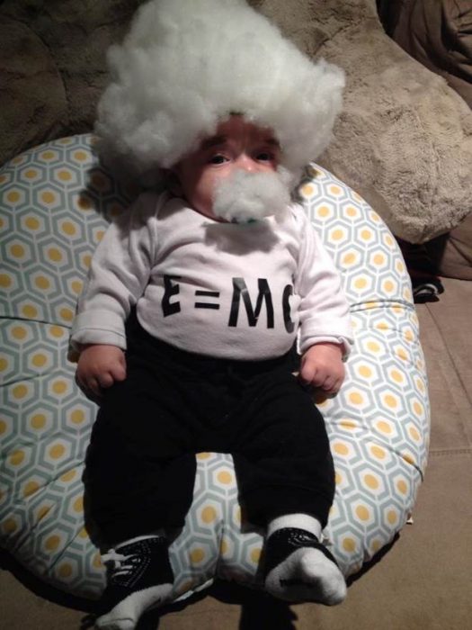 bebé disfrazado de Albert Einstein