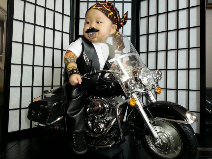 bebé disfrazado de motociclista