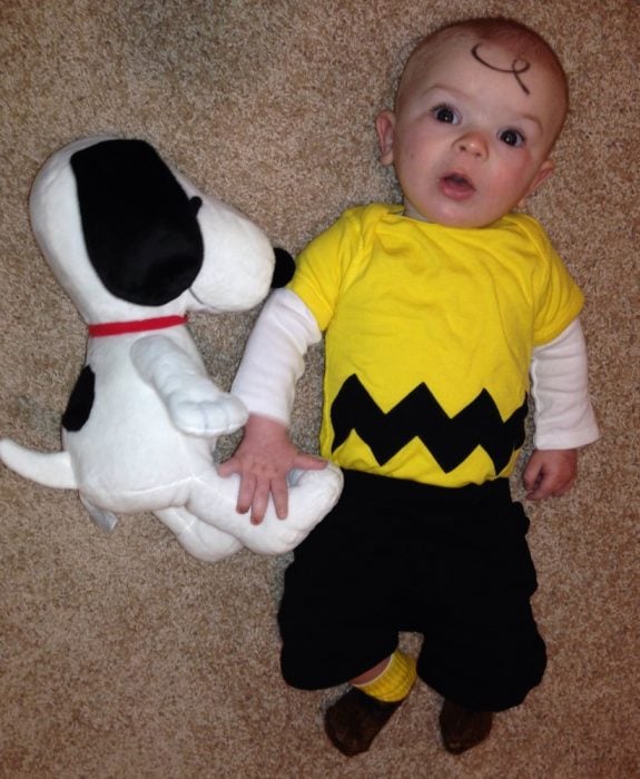 bebé disfrazado de Charlie Brown