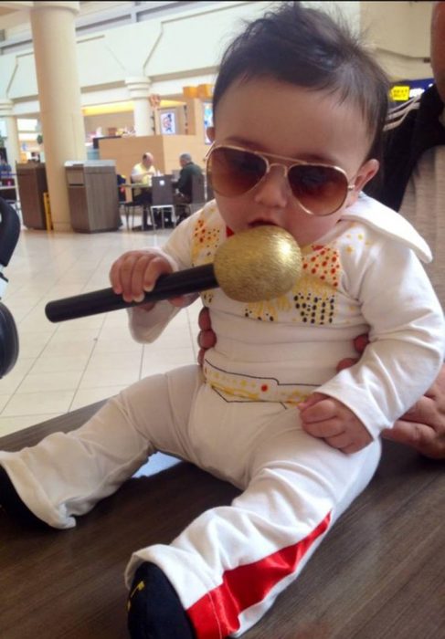 Bebé disfrazado de Elvis Presley