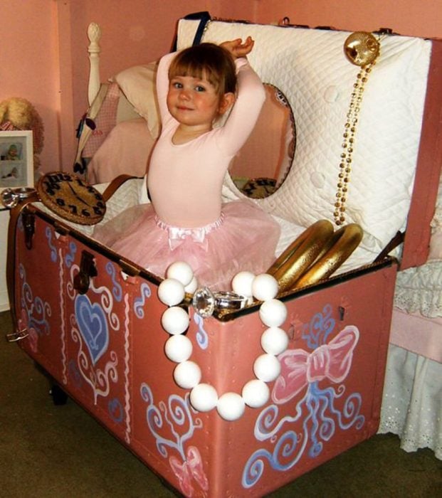 niña pequeña disfrazada de bailarina en cajita de joyas