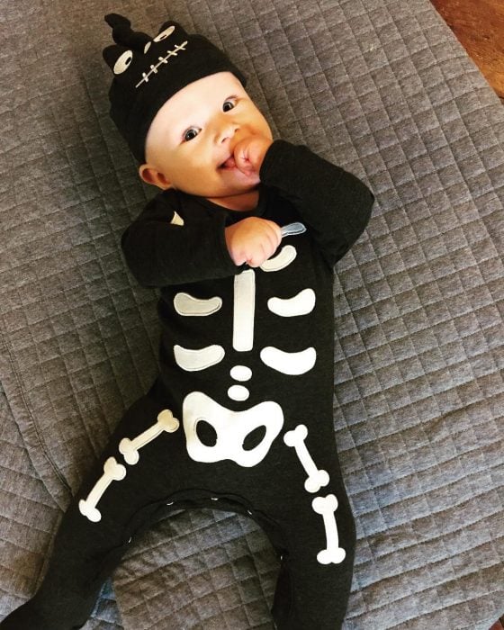 bebé disfrazado de esqueleto