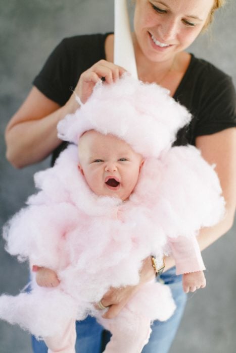 bebé disfrazado de algodón de azúcar 