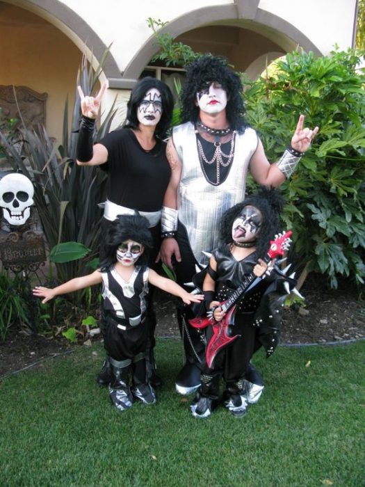 familia disfrazada de kiss