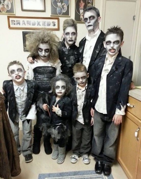 familia disfrazada de zombies