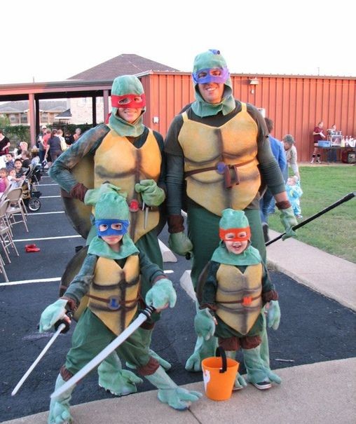 familia disfrazada de tortugas ninja