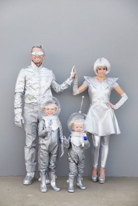 familia disfrazada de astronautas