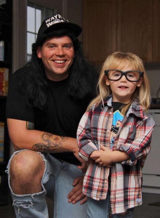 padre e hijo disfrazados de Wayne's World