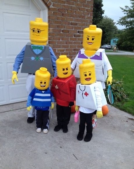 familia disfrazada de legos