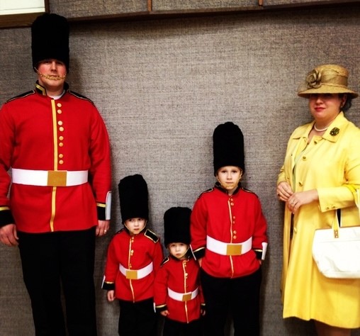 familia disfrazada de guardia real y reina de Inglaterra