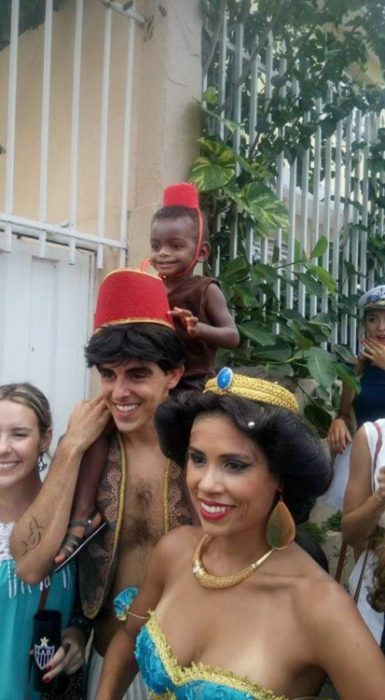 familia disfrazada personajes de Aladdin