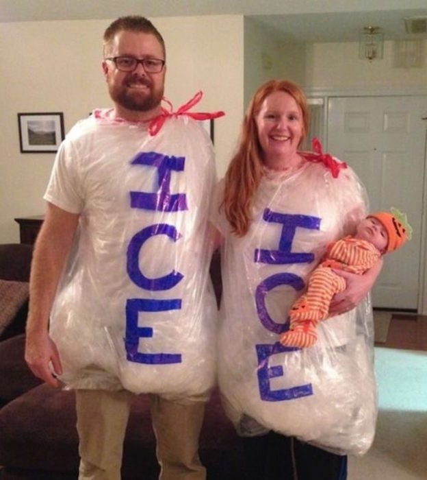 familia disfrazada bolsas de hielo 