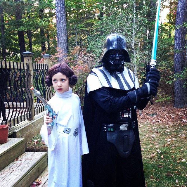 padre e hija disfrazados princesa Leia y Darth Vader