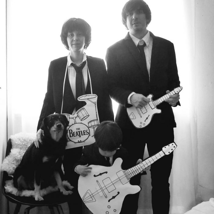 familia disfrazada de The Beatles