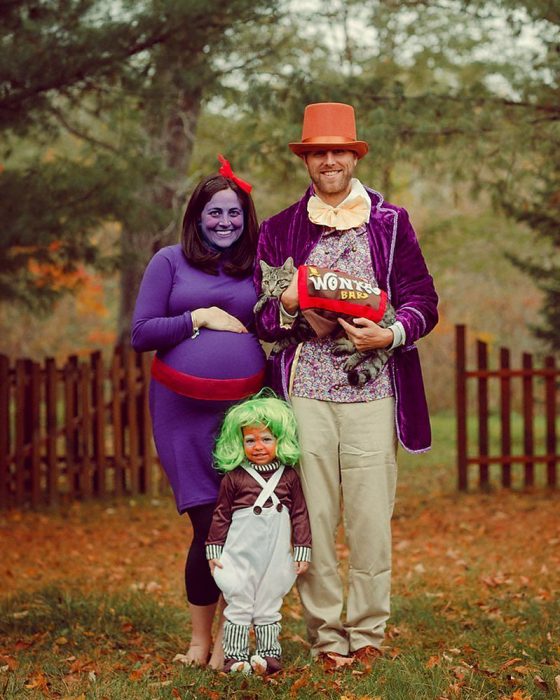 familia disfrazada de personajes de Willy Wonka