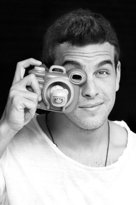 Mario Casas tomando una fotografía. 