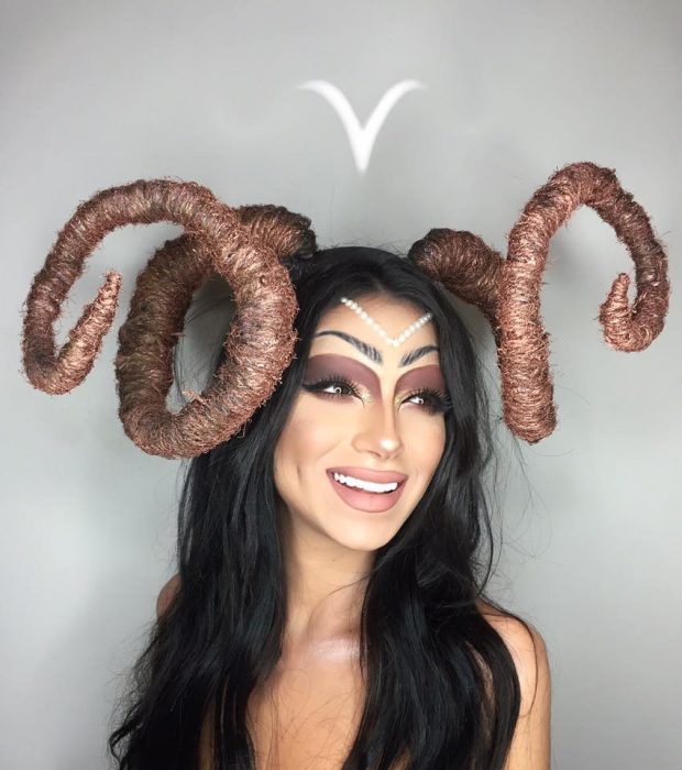 mujer con maquillaje de aries y cuernos 