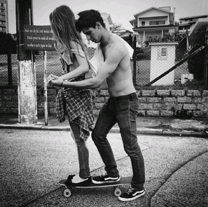 Pareja en un paseo en patineta. 