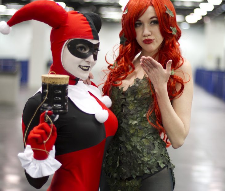 dos mujeres vestidas de harley quinn y poison ivy 