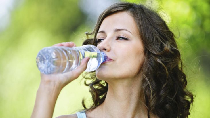 Mujer bebiendo agua. 