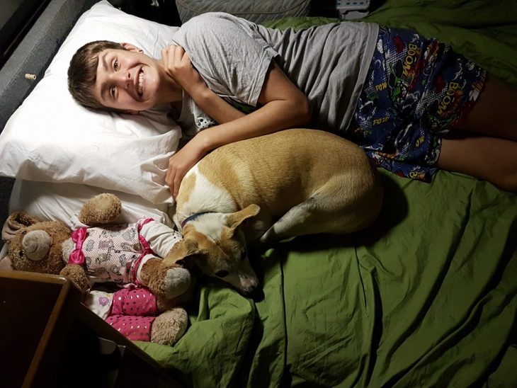 Chico con autismo durmiendo con su perro 