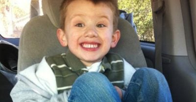 Esta madre compartió una foto de su hijo en su primer día de clases y todos sus familiares enfurecieron