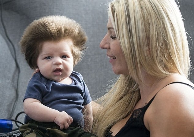 bebé con mucho cabello y su mamá