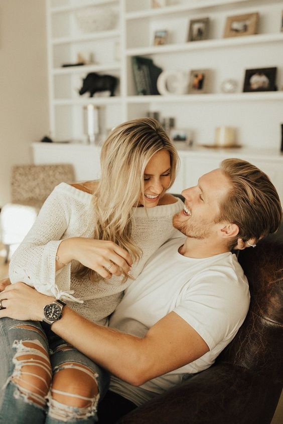 Pareja de novios sentados en un sofá conversando