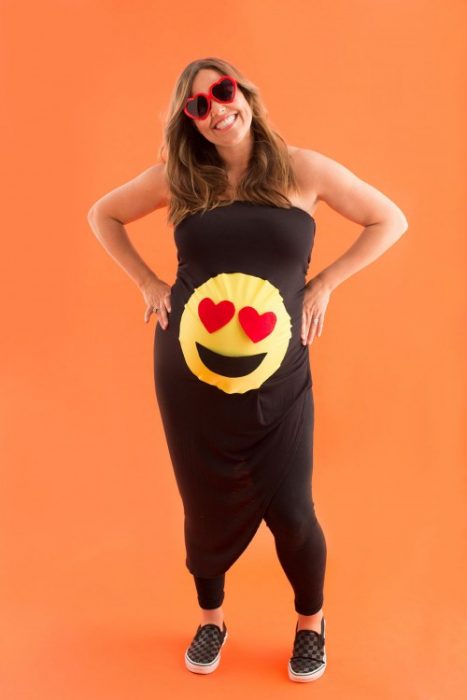 mujer embarazada vestida de negro con emoji 