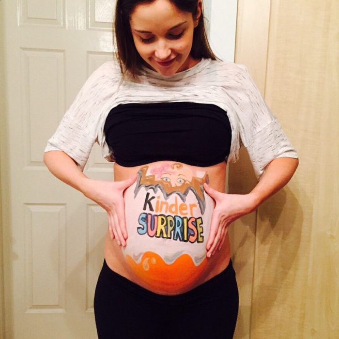 mujer embarazada pintada de kinder sorpresa 