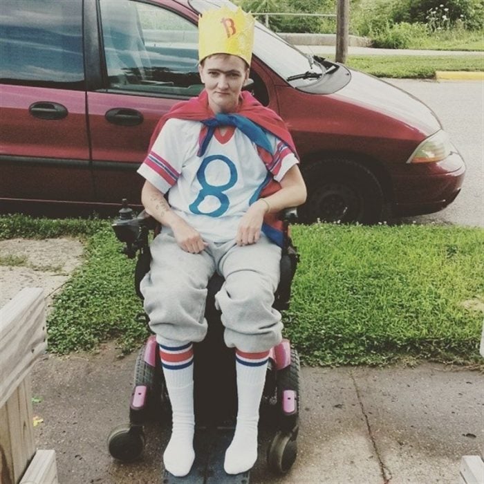 chico sentado en silla de ruedas 